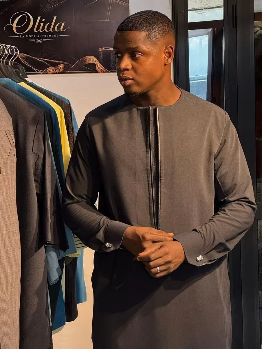 La boutique Olida : tenues sur portants, l’enseigne Olida au mur
